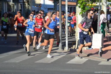 Atletas del CA Baleària Diànium en la carrera
