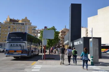 autobus estacionado en la parte exterior de la parada de autobuses de denia