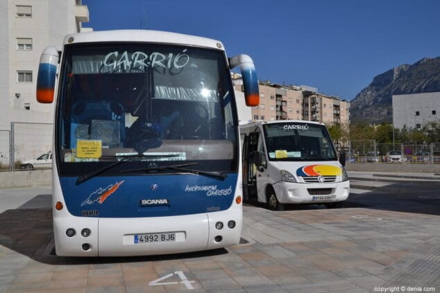 autobuses aparcados en los andenes de la estacion de denia