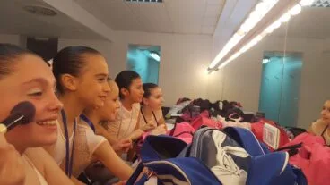 Bailarinas de Babylon preparándose para actuar