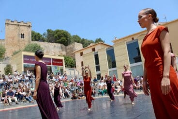 Bailarinas de Dénia participando en Dansant a la Marina