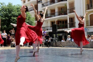 Bailes en la plaza del Consell