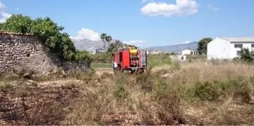 Bomberos sofocando un incendio en MontePego