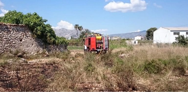 Bomberos sofocando un incendio en MontePego