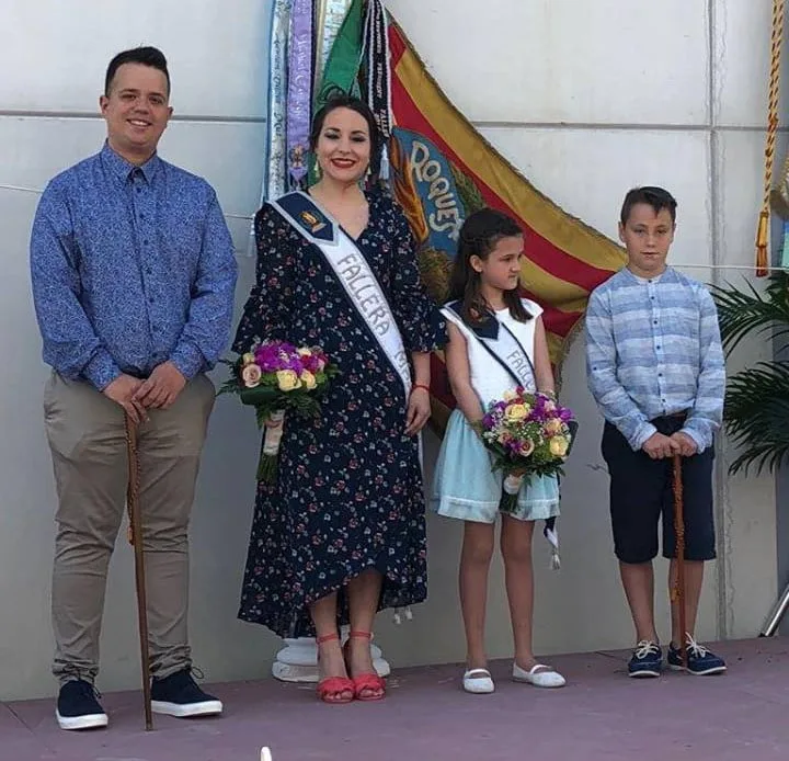 Sentimiento e historia se dan la mano en la 'treta' de los cargos 2019 de la falla Les Roques 1 cargos de la falla les roques en su treta