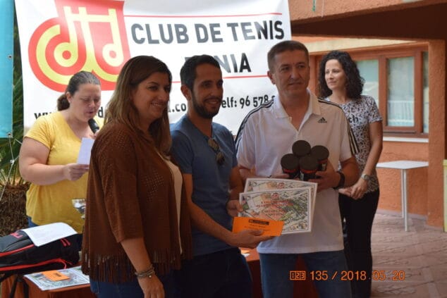 carlos checa con su trofeo