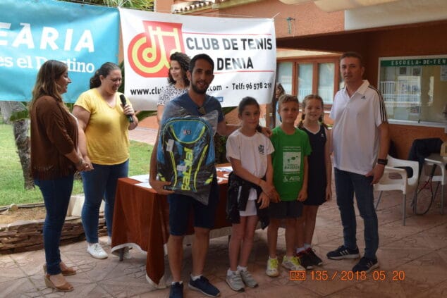 carlos checa recogiendo su regalo