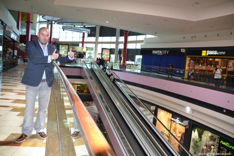 Carlos Fita junto a las rampas que se eliminarán