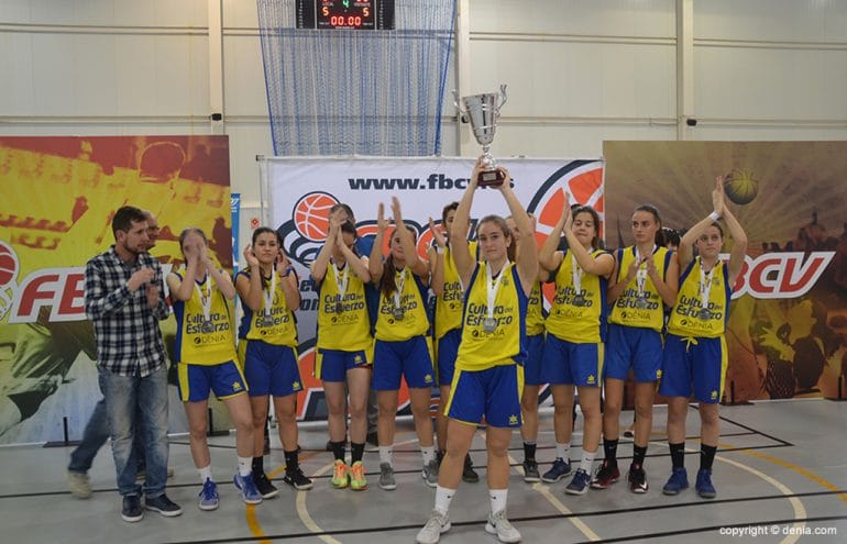 Celebrando el subcampeonato en la Copa Preferente