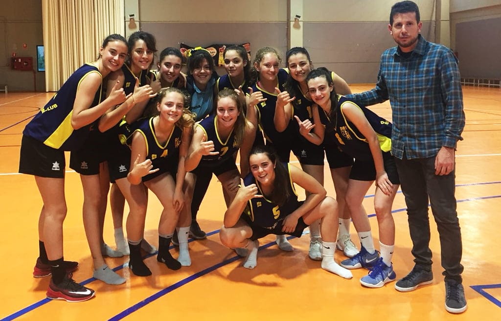 Las juniors del Dénia Básquet lograron el ascenso a Nivel 1 tras ganar al Picken Benimaclet 1 celebrando el triunfo en benimaclet