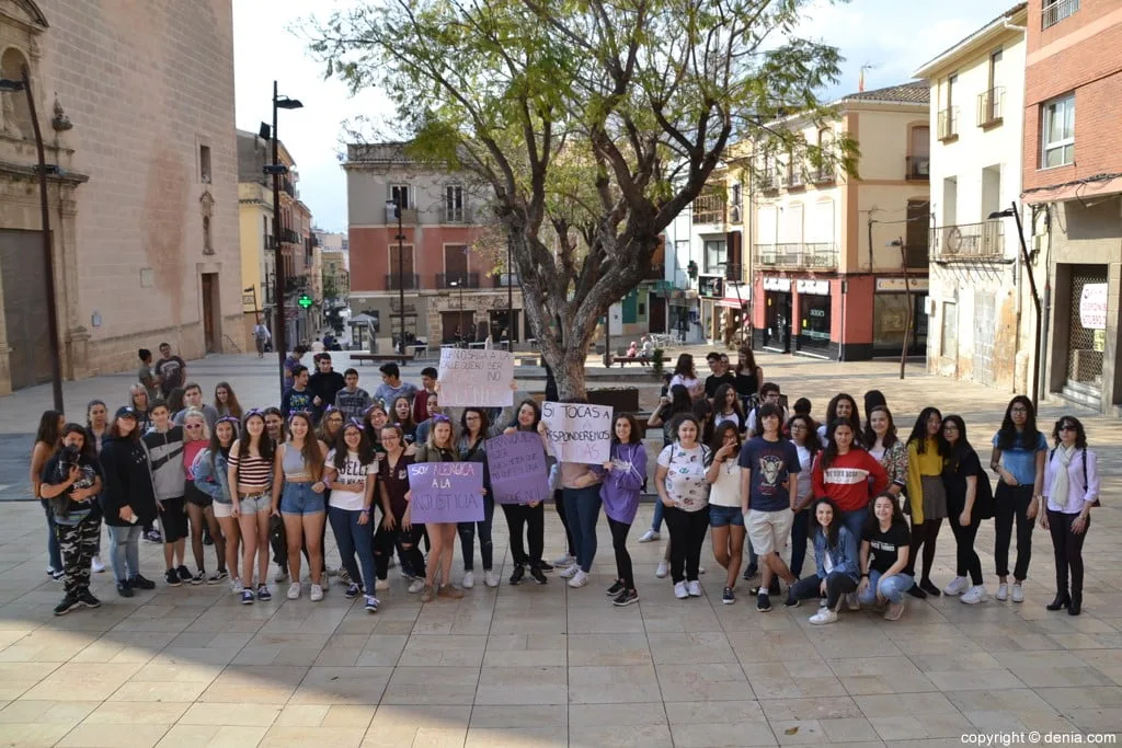 "Soy alérgica a la injustica", el grito silencioso del IES Número 3 contra la sentencia de 'La Manada' 1 concentracion de estudiantes contra la sentencia de la manada
