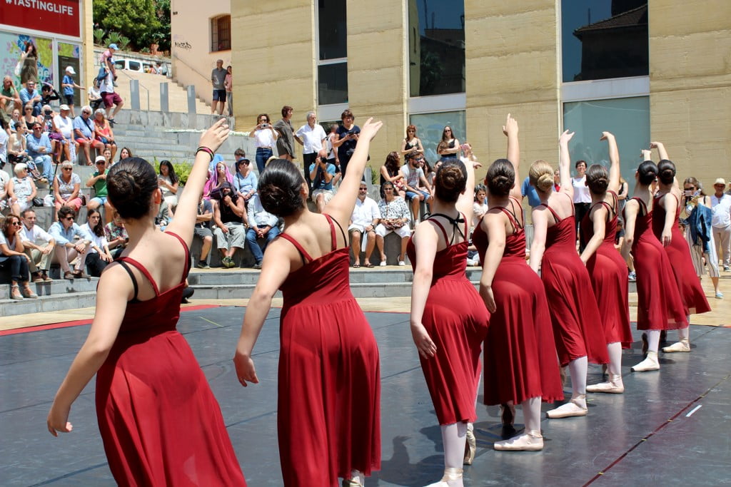 Coreografías de Dansant a la Marina en la plaza del Consell