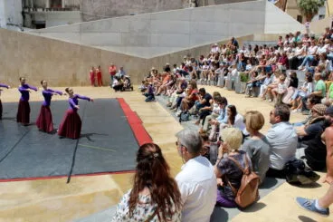 Danza en la plaza del Consell de Dénia