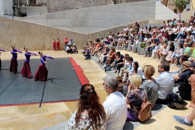 danza en la plaza del consell de denia