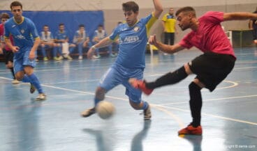 defensa del dianense tratando de taponar un tiro