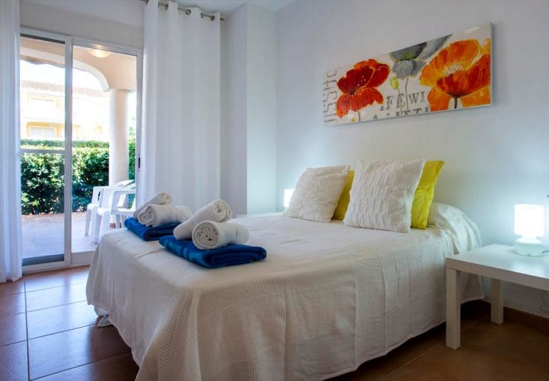 Dormitorio con acceso terraza Aguila Rent a Villas