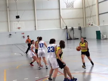 entrada a canasta de una cadete dianense ante el fundacion lucentum