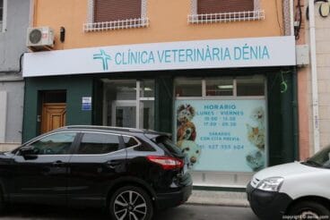 Entrada a la clínica veterinaria Denia