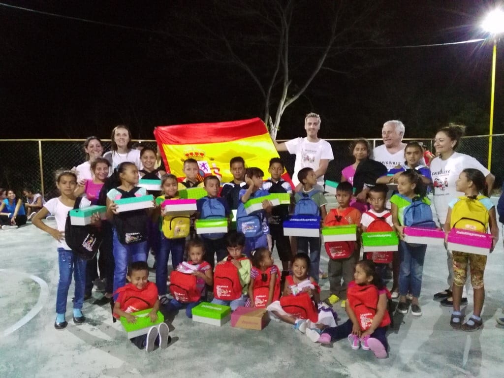 equipo de chiguines en una de las comunidades