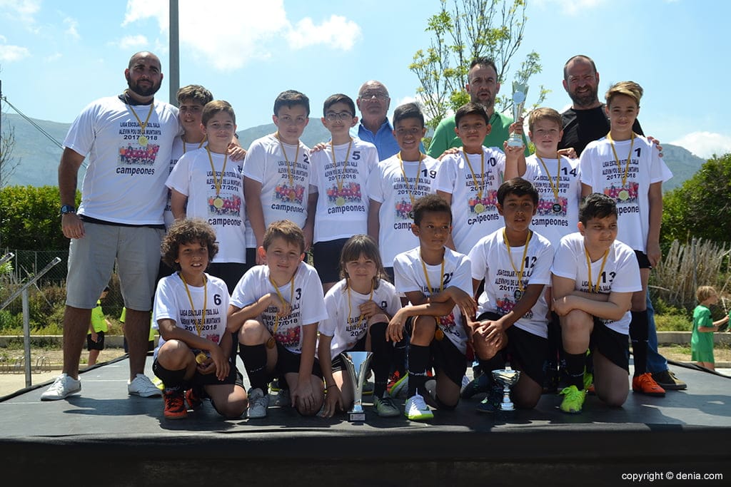 Un gran número de seguidores siguieron la clausura de la Liga Local de Fútbol Sala de Dénia 4 equipo pou campeon alevin