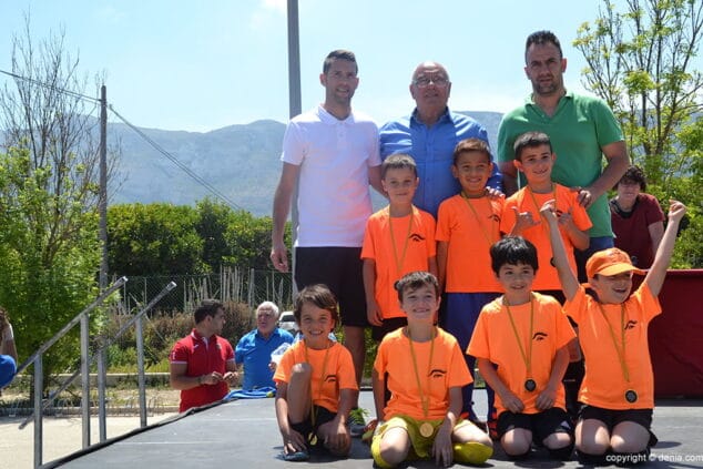 Un gran número de seguidores siguieron la clausura de la Liga Local de Fútbol Sala de Dénia 32 equipo prebenjamin montgo