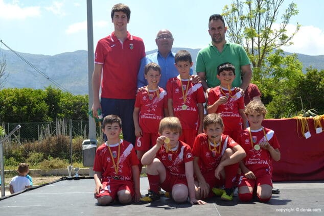 Un gran número de seguidores siguieron la clausura de la Liga Local de Fútbol Sala de Dénia 24 equipo prebenjamin paidos b