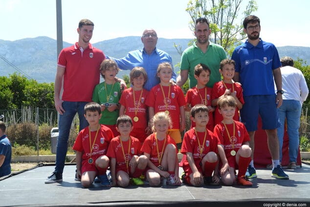 Un gran número de seguidores siguieron la clausura de la Liga Local de Fútbol Sala de Dénia 28 equipo prebenjamin paidos c