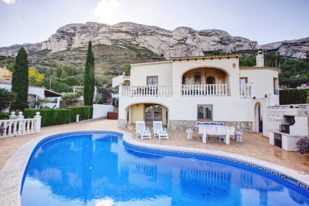 fachada de la casa y piscina vacation villas