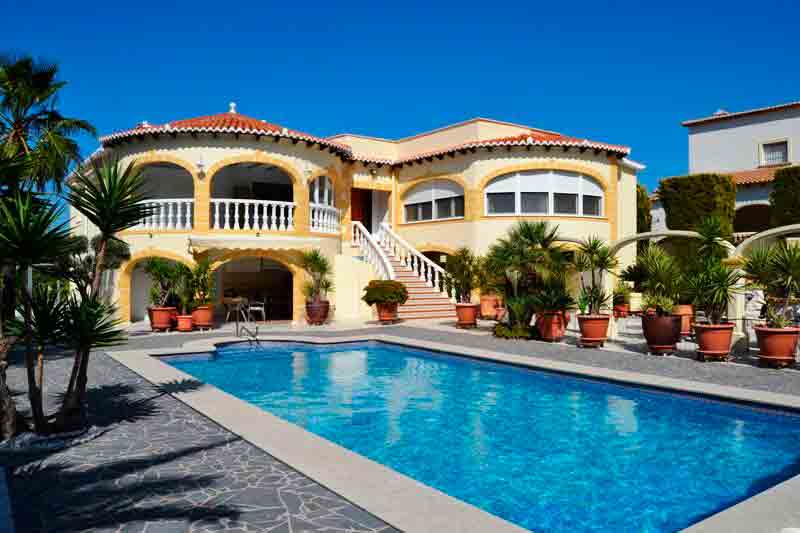 fachada y piscina de la casa euroholding