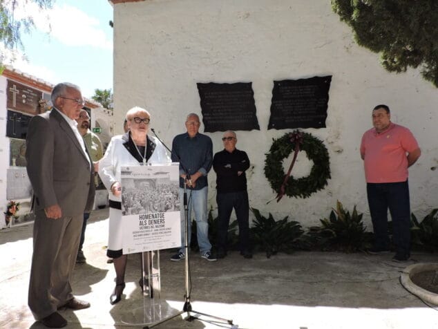 Los dianenses internados en campos de concentración nazis serán recordados para siempre gracias a una placa instalada en el cementerio 13 familiares de las victimas del nazismo en denia