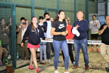 Ganadoras saliendo a recoger el trofeo