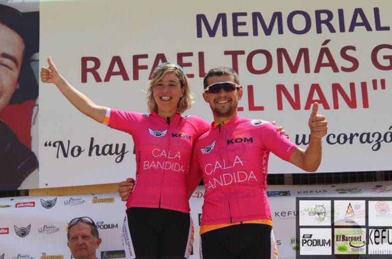 Gloria Medina y Roberto Gómez en el podio