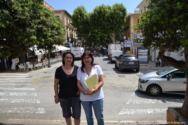 Isabel Gallego y María Mut en la calle Marqués de Campo
