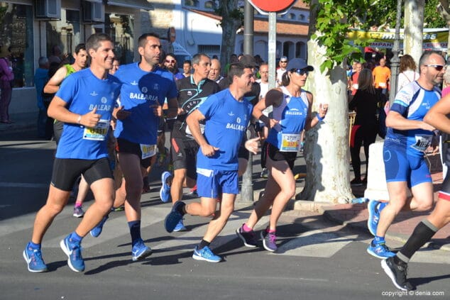 Nizar Lakhlifi y Mª Isabel Ferrer volvieron a exhibir su clase en la '20 Cursa Popular a Ondara' 20 jorrdi jorro con sus companeros