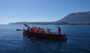 jovenes de la fundacion espurna en aguas de denia