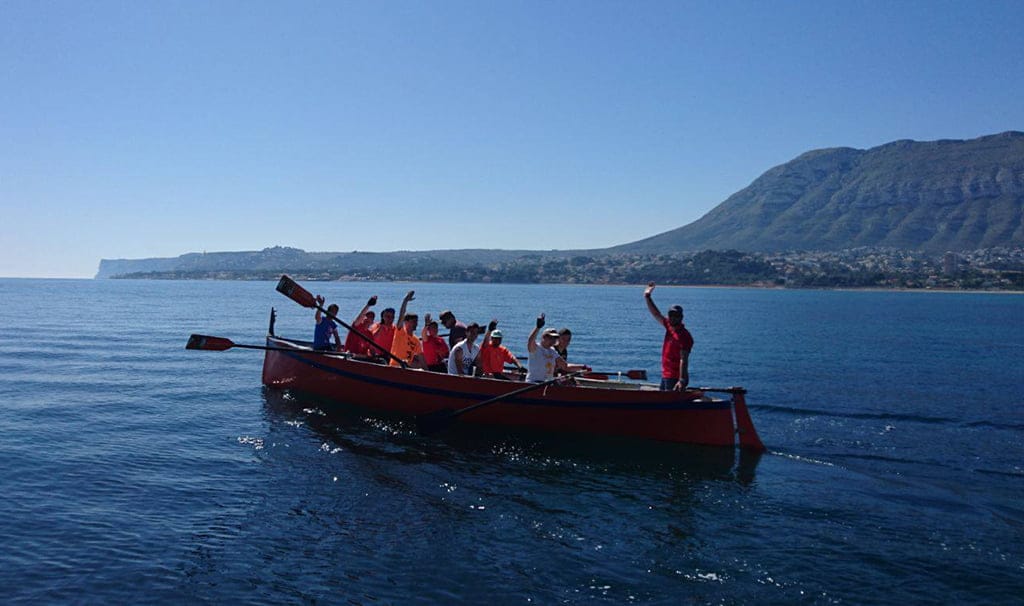 jovenes de la fundacion espurna en aguas de denia