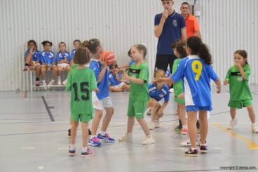 Jugadora Carmelitas con la pelota