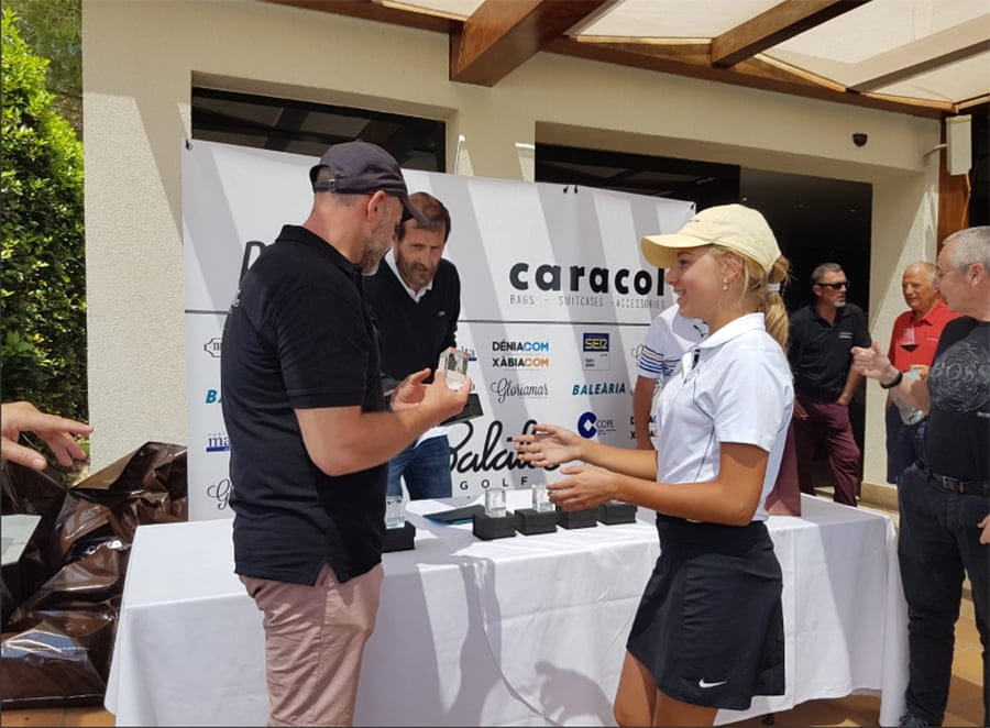 Rafa Herreros y Vicente Balaguer fueron los mejores en el 'I Open ProMarina-Roncato' 3 jugadora recogiendo su trofeo