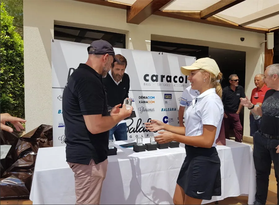 Rafa Herreros y Vicente Balaguer fueron los mejores en el 'I Open ProMarina-Roncato' 3 jugadora recogiendo su trofeo