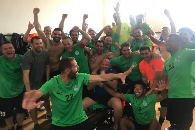 jugadores del calpe veteranos celebrando el titulo