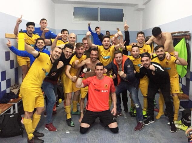 jugadores del cf vilamarxant celebrando un triunfo