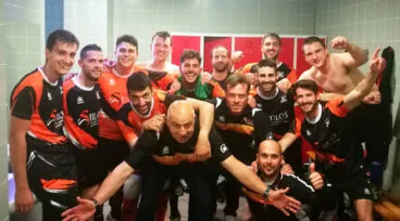 jugadores del p stilos celebrando el titulo