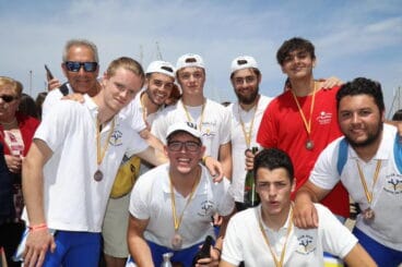 Juveniles del CR Marina Dénia con sus medallas