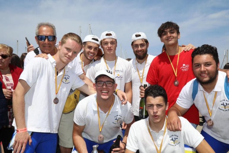 Juveniles del CR Marina Dénia con sus medallas