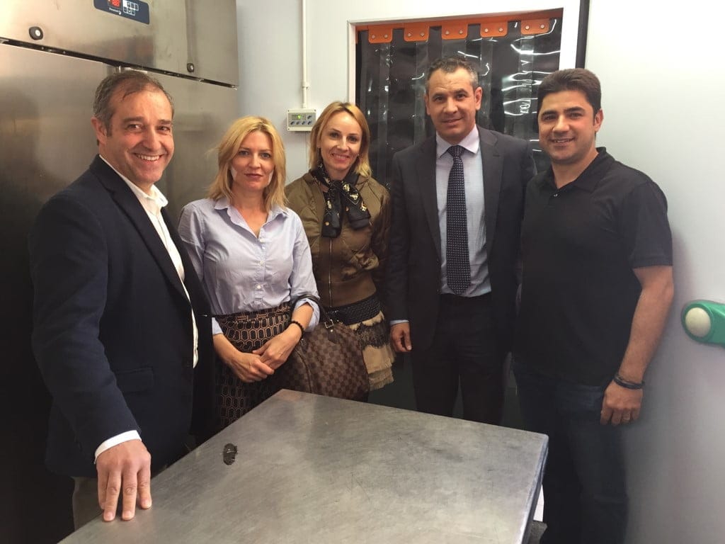 la caixa dona una camara frigorifica a extiende tu mano