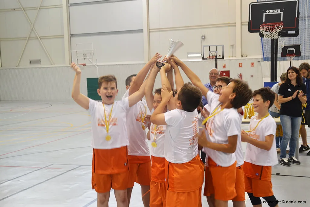Los equipos del Llebeig ganadores de la Liga Local Benjamín y Alevín de baloncesto 1 llebeig celebrando el titulo