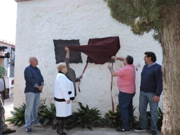Los familiares descubren una placa homaneja