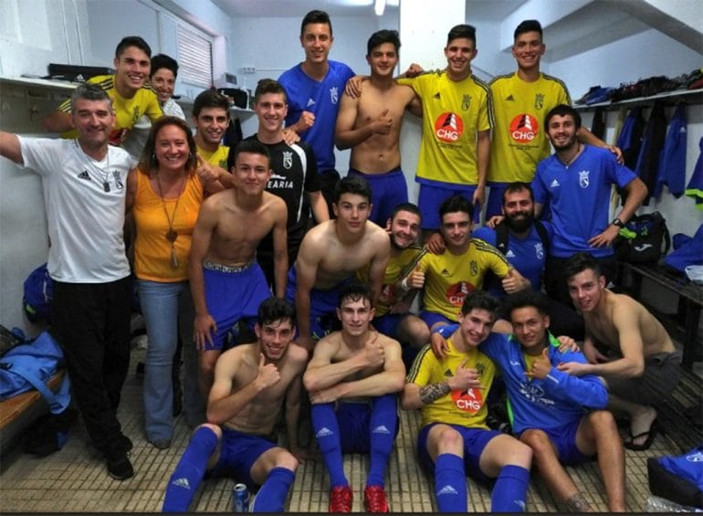 Los juveniles celebrando el fin de temporada en la caseta