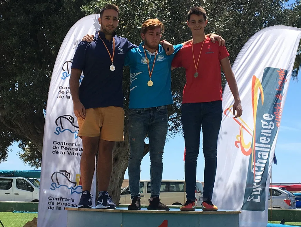 maik dimitrov en el podio con su medalla de bronce