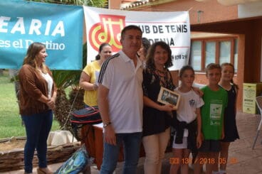 Mari Carmen Gavilá recogiendo su premio